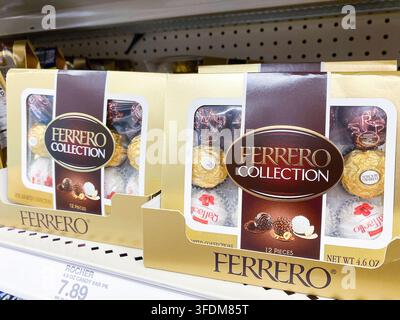 Scatole di cioccolatini assortiti Ferrero Collection esposti su uno scaffale del negozio in vendita. - Auburn WA USA - agosto,21 2026 Foto Stock