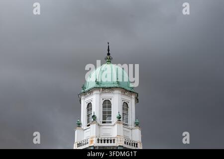 Oxford, Oxfordshire, Inghilterra, 20 agosto 2026. Vista ravvicinata dettagliata della cupola in rame verde del Sheldonian Theatre sotto un cielo scuro. Foto Stock