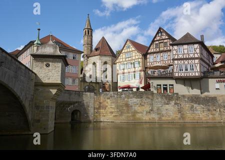 Vista di case a graticcio e della chiesa di Johanniterkirche, arte, Wuerth, Kochertal, Kocher, ponte, Henkersbrücke, Schwaebisch Hall, Hohenlohe, Germania Foto Stock