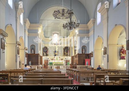 L'interno della chiesa parrocchiale, Eglise Sainte-Marie-de-l'Assomption (Ghjesgia Santa Maria Assunta), con una vista attraverso la navata verso il presbiterio Foto Stock