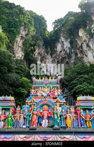 Gombak, Malesia – 18 maggio 2026: Architettura intricata del tempio indù colorato delle Grotte di Batu Foto Stock