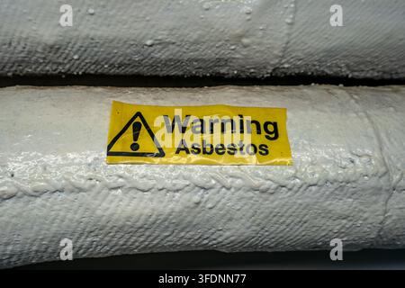 Segnale di avvertimento giallo per pericolo di amianto Foto Stock