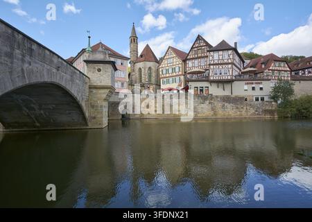 Vista di case a graticcio e della chiesa di Johanniterkirche, arte, Wuerth, Kochertal, Kocher, ponte, Henkersbrücke, Schwaebisch Hall, Hohenlohe, Germania Foto Stock