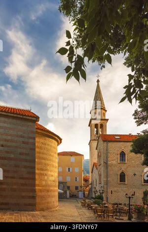 Cattedrale di San Giovanni Battista e Chiesa della Santa Trinità nella vecchia città di Budva, Montenegro Foto Stock