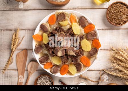 Piatto tradizionale beshbarmak con carne e noodles Foto Stock