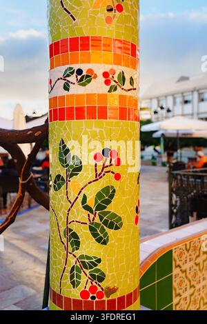 Dettaglio di mosaico ceramico tagliato a mano di un ramo carico di bacche su una colonna di pergola in piazza, Villa de Tazacorte, La Palma, Isole Canarie, Spagna Foto Stock