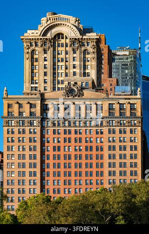 Facciata storica dell'edificio Whitehall situato al 17 Battery Place nel centro di Manhattan, New York, con dettagli architettonici classici e Foto Stock