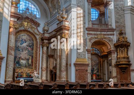 VIENNA, AUSTRIA - 16 LUGLIO 2024: Altari laterali e pulpito all'interno della Karlskirche Foto Stock