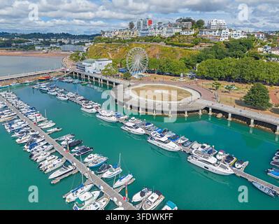 Torquay, Devon, Regno Unito. 08.27.2026 Il porto turistico di Torquay risplende su Torbay e la Riviera inglese durante l'estate. 27 agosto 2026. Foto Stock
