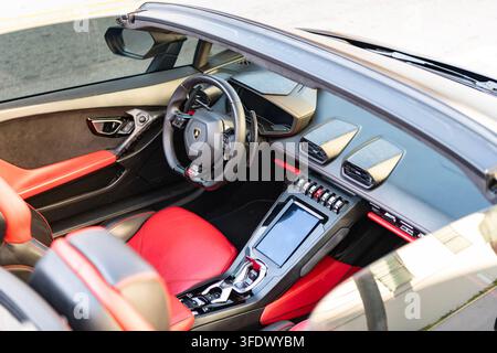 Miami, Florida, USA - 2 gennaio 2026: Lamborghini Huracan EVO 2022 supercar sportiva. Autovettura sportiva di lusso Lamborghini Huracan. Auto Lamborghini Huracan Foto Stock
