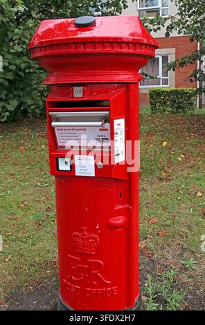 Cassetta postale rossa moderna a energia solare Royal Mail, una cassetta postale rossa a pilastro di Elisabetta II aggiornata per l'invio e il reso dei pacchi. Foto Stock