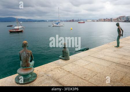 Santander, Spagna – 01 agosto 2024: Monumento in omaggio ai Los Raqueros sul Paseo de Pereda, a Santander, in Cantabria, Spagna. Foto Stock