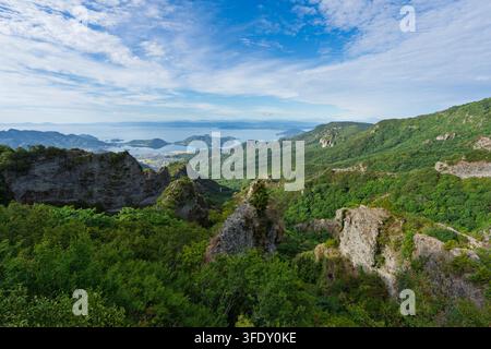 Vista sulle ripide scogliere della gola di Kankakei e sulla baia tranquilla dell'isola di Shodoshima Foto Stock