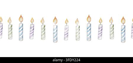 Candele di compleanno acquerellate in vari colori e motivi a righe. Bordo senza cuciture. Modello per biglietto di auguri, invito. Dipinto a mano Foto Stock