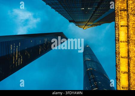 Grattacieli moderni e luci festive nel distretto finanziario di Lujiazui a Shanghai al crepuscolo Foto Stock
