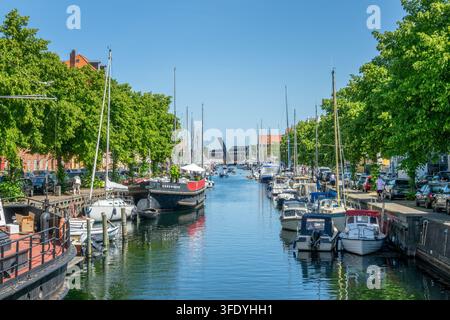 Barche a vela nel canale di Christianshavn a Copenaghen, Danimarca in estate Foto Stock