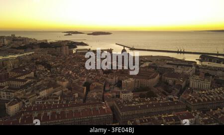Un vasto paesaggio urbano con vista sul porto al tramonto in colori caldi. Marsiglia, Francia Foto Stock