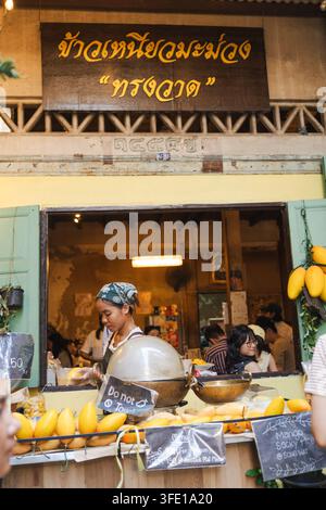 Bancarella di dolci di Bangkok che serve riso appiccicoso al mango Foto Stock