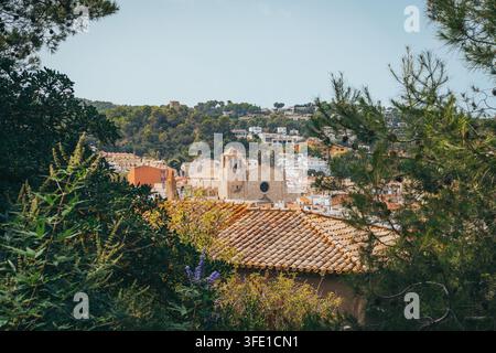 Vista pittoresca della vecchia città di Tossa de Mar e della chiesa storica, Spagna Foto Stock
