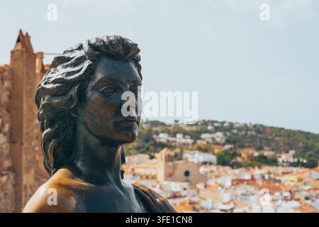 Statua di bronzo di Ava Gardner che sovrasta Tossa de Mar, Spagna Foto Stock