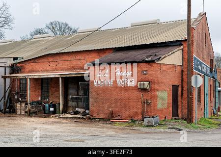 Vecchia officina meccanica ancora in funzione in una zona industriale di Montgomery, Alabama, USA. Foto Stock