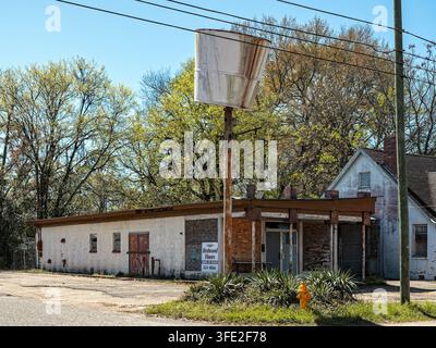 Ex ristorante di fast food Kentucky Fried Chicken, KFC, abbandonato, chiuso e vuoto a Montgomery, Alabama, USA. Foto Stock