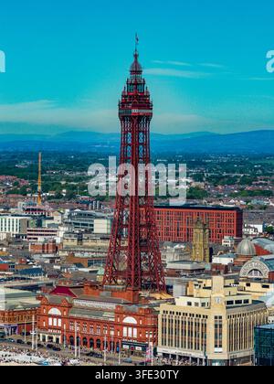 Vista aerea dell'iconica Torre di Blackpool che si erge sopra gli edifici storici e il paesaggio urbano della città balneare di Blackpool, in Inghilterra, Regno Unito Foto Stock