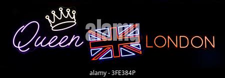 Testo Regina e Londra corona e bandiera Union Jack a forma di luce al neon, Museo Madame Tussaud, Londra, Regno Unito - 28 giugno 2024. Foto Stock