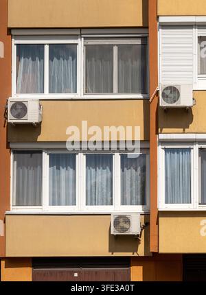 Unità di climatizzazione sulla facciata di un edificio residenziale. Foto Stock