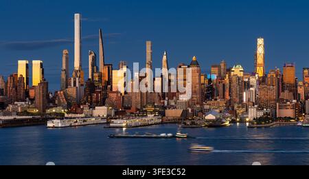 STATI UNITI, NEW YORK CITY, MANHATTAN. VISTA PANORAMICA ELEVATA DELLA SILHOUETTE DI MIDTOWN MANHATTAN DAL LATO OPPOSTO DEL FIUME HUDSON, CON UN GRATTACIELO SUPER ALTO Foto Stock