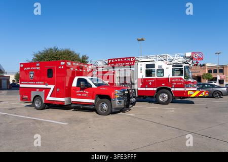 Camion dei vigili del fuoco di Pearland parcheggiato vicino a una stazione di servizio. Pearland, TX, USA Foto Stock