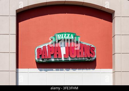 Prima piano del cartello con il logo del ristorante Papa Johns sull'edificio. Pearland, Texas, USA. Foto Stock