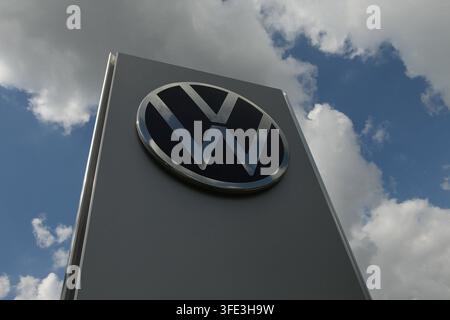 Segnale con il logo VW davanti alla sede di Volkswagen Automobile Hamburg GmbH al Wiesendamm. Winterhude Amburgo Foto Stock