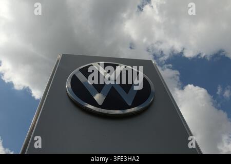 Segnale con il logo VW davanti alla sede di Volkswagen Automobile Hamburg GmbH al Wiesendamm. Winterhude Amburgo Foto Stock