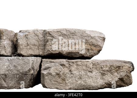 Grande blocco di pietra grigia ruvida impilato, bordo isolato su sfondo bianco. Foto Stock