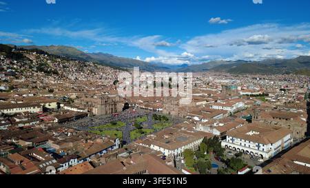 Vista aerea con drone della città di Cusco e della Plaza de Armas circondata dalle montagne andine, regione di Cusco, Perù. Città coloniale in una valle montana. Foto Stock