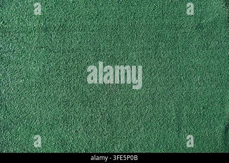 Bellissima fotografia professionale stock che mostra materiale di gomma a granelli o erba sintetica di alta qualità per parchi giochi. Sfondi astratti verde vivace ideali per Foto Stock