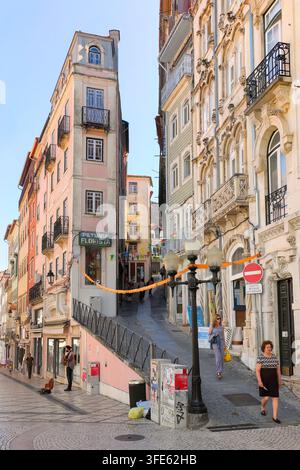 Edificio stretto con negozio di fiori Petúnia Florista in Rua do Corpo de Deus (d), e via dello shopping Rua Visc. da Luz (s), Coimbra, Portogallo Foto Stock
