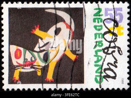 Francobollo olandese da 55 centesimi del 1988 per l'anniversario del movimento artistico CoBrA, raffigurante un'opera pittorica espressionista di Karel Appel con annullo postale Foto Stock