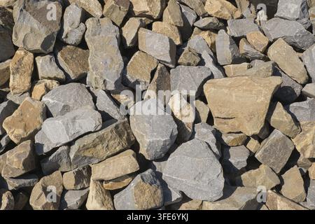 Struttura di ghiaia. Sfondo di ciottoli. Primo piano grigio chiaro di piccole rocce. Vista della strada sterrata dall'alto Foto Stock