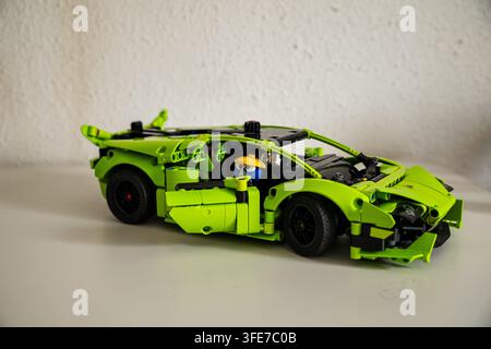 Modello Lego Lamborghini Huracan Tecnica (Lego 42161) che mostra un telaio di superauto verde vibrante, costruito da un set Technic su una superficie bianca del tavolo. Foto Stock