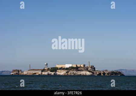 Punto di riferimento dell'isola di Alcatraz, sito dell'ex prigione federale abbandonata nella baia di San Francisco, nel nord della California. Foto Stock