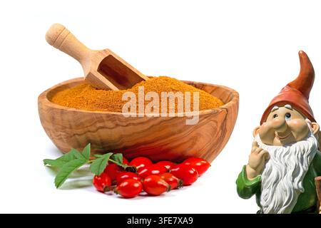 Polvere di rosa in una ciotola di legno su sfondo bianco Foto Stock
