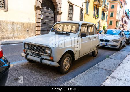 Renault 4 bianco vintage parcheggiato in una strada del centro storico di Verona, Italia - 25 giugno 2026 Foto Stock