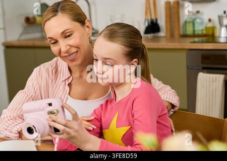 Una madre e sua figlia condividono felicemente un momento insieme, catturando ricordi Foto Stock