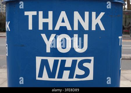 Londra, Inghilterra – 2 aprile 2026: Insegna "Grazie NHS" su una cassetta postale Royal Mail dipinta di blu fuori dall’Ospedale St Thomas, Waterloo, South London, Lambeth Foto Stock