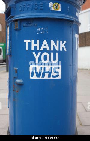 Londra, Inghilterra – 2 aprile 2026: Insegna "Grazie NHS" su una cassetta postale Royal Mail dipinta di blu fuori dall’Ospedale St Thomas, Waterloo, South London, Lambeth Foto Stock