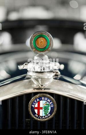 Milano, Italia - 12.11.2022: Emblema vintage Alfa Romeo sul cofano di un'auto classica a Milano. Esposizione Milano Autoclassica Foto Stock