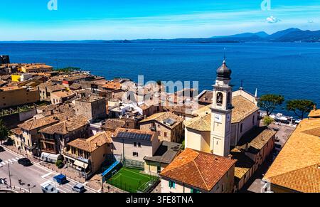 Vista aerea delle Torri del Benaco sulla riva del Lago di Garda nella Provincia di Verona, regione Veneto, Italia. Foto Stock
