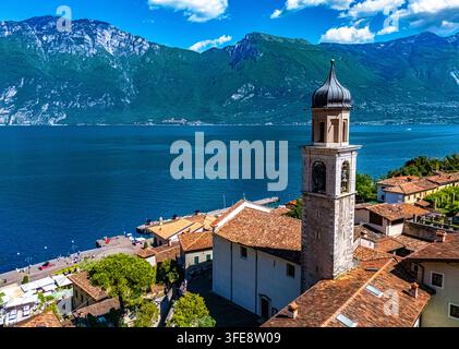 Vista di Limone sul Garda sulla riva del Lago di Garda nella provincia di Brescia, Lombardia, Italia. Foto Stock